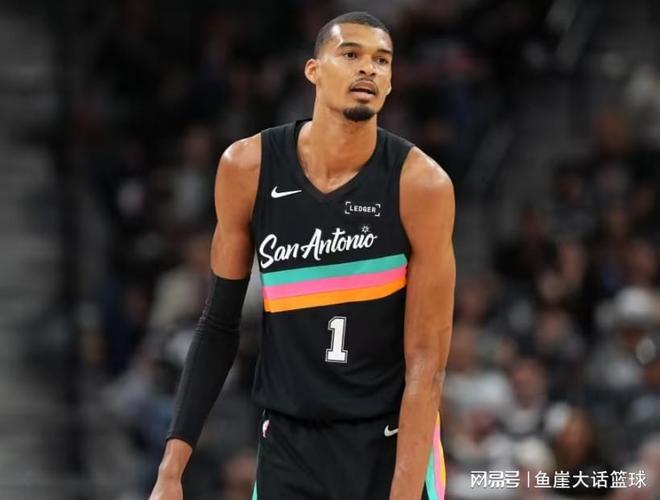 马刺完胜！文班35+5创纪录，霍勒迪15中4，阿夫迪亚30+10虚惊一场