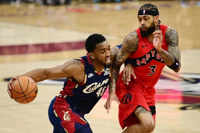 13分完胜！骑士季后赛开门红：全场狂欢庆祝，哈登首秀22+10