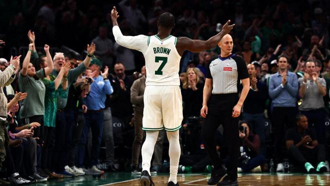 凯尔特人球迷在首场比赛大胜后喊：“我们要波士顿”嘲讽76人球迷