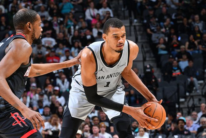 马刺擒火箭16战15胜！文班29+8统治攻防 杜兰特23分跌至西部第四