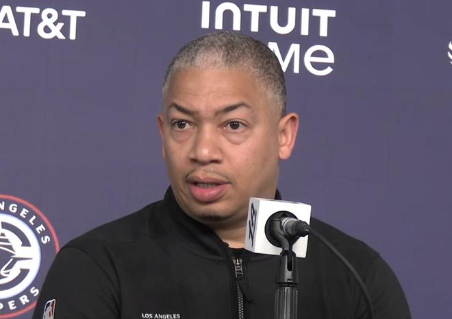 卢：国王攻防两端都全面压制我们，伦纳德的伤情现在还不知道