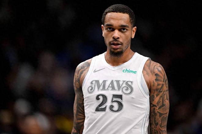 场上连续输球,场外失意连连,场均14+7的锋线,却成了最大失意者