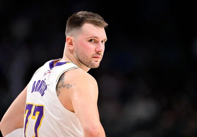 湖人防守是真辣眼！首发5个仅1个能防，全场漏三分，体系乱糟糟！