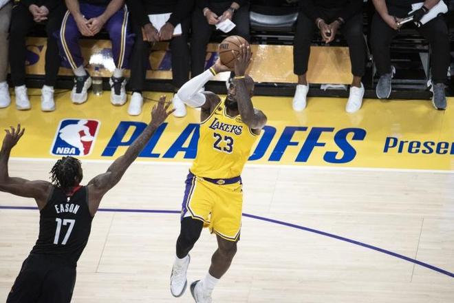 湖人双枪26投16中！火箭主帅暗批阿门？投不进防不住，3当家退化