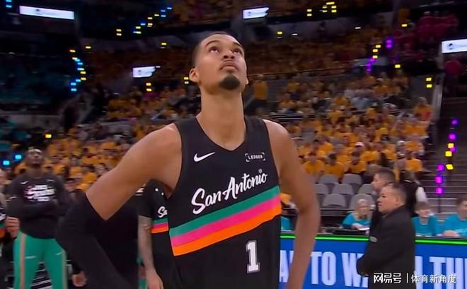 35+5+2，杀疯了！邓肯来了都得低头，新秀首秀堪称S+++