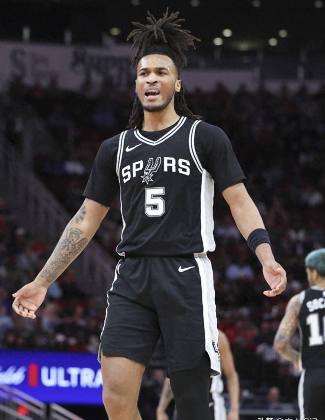 打破NBA纪录！21岁年轻小将卡斯尔32+11+6，封神表现爆穿森林狼
