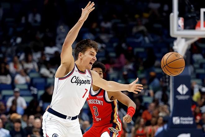 这不是也挺能打吗？为什么快船非要把后场大将摁在板凳席上？