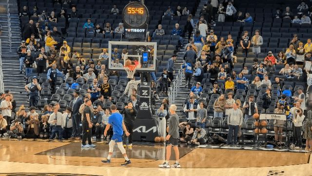 勇士球迷蹲守82场，终于拍到库里热身"作弊码"