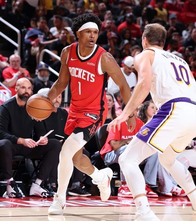 湖人惨败火箭回到主场继续卖票，詹姆斯一数据很不正常，肖华笑了