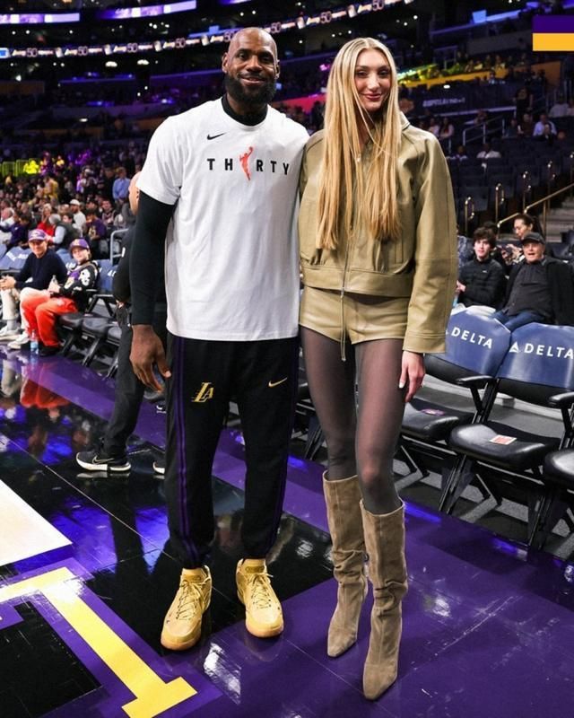 库里教妹观战湖人大胜太阳！与詹姆斯合影 一双大长腿太绝了