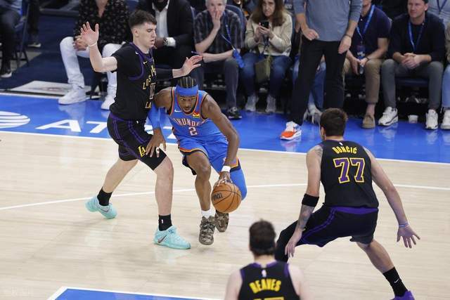 43分惨案！卫冕冠军打爆湖人：全场狂欢庆祝，东契奇12分伤退