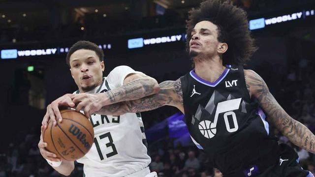 惨负摆烂大队32分！雄鹿被打爆，老里弗斯气炸：毫无斗志！