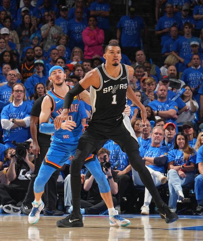 NBA西决马刺送雷霆首败，文班狂砍41分24板，他的表现有多炸裂？