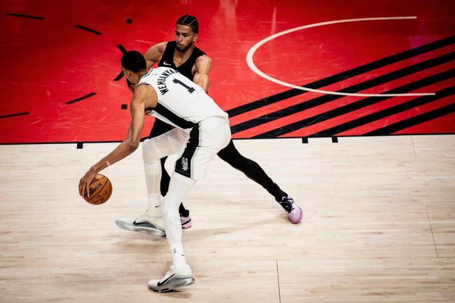 114-93！文班亚马复出27+11+7封盖，马刺19分逆转大胜开拓者