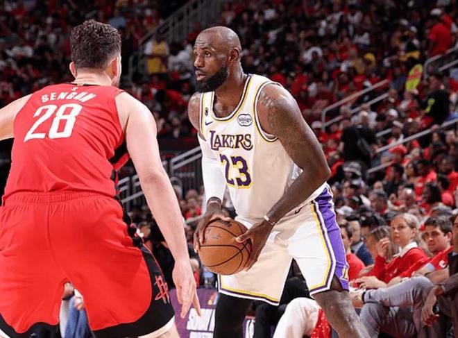 湖人丢G4进攻成主因！雷迪克应变不足，缺乏冲筐球员，过半场都难