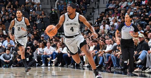 福克斯25+7阿夫迪亚29+6+6 无班马轻取开拓者