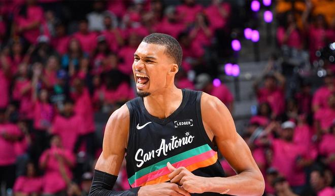 轰35分+5记三分！2米24文班刷爆纪录超越邓肯：隔人空接太炸裂