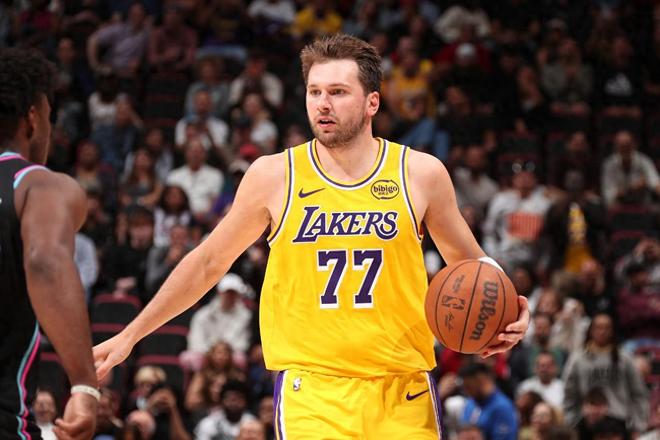 湖人8连胜，东契奇背靠背砍100分！41岁老詹19+15+10再创历史第一