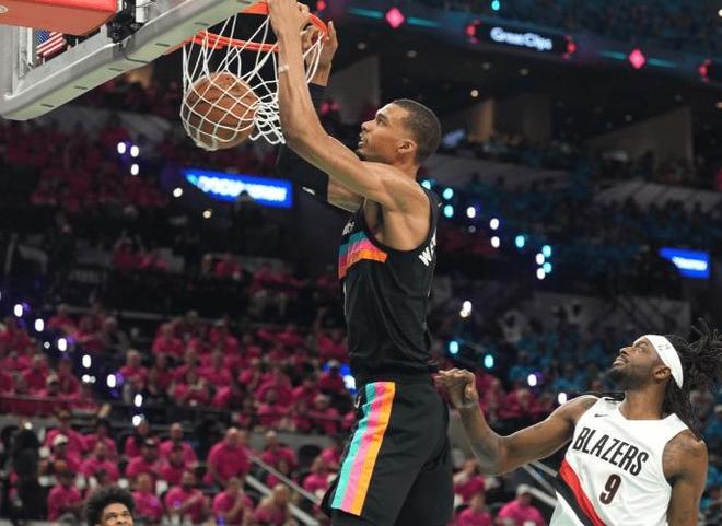 大爆冷！马刺惜败开拓者，1-1战平！文班亚马重伤，西部彻底乱了