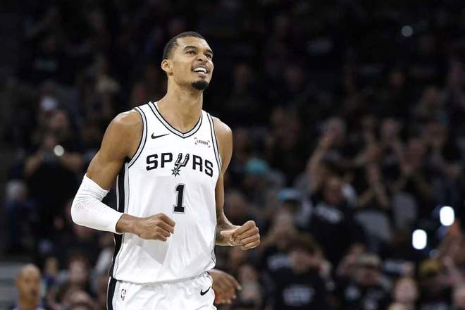 马刺半场领先开拓者20分：最多领先28分 文班7+4阿夫迪亚16分