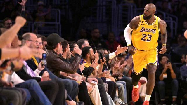 湖人大胜奇才！雷迪克抛出爆笑“篮球芯片论”，詹皇狂砍三双！