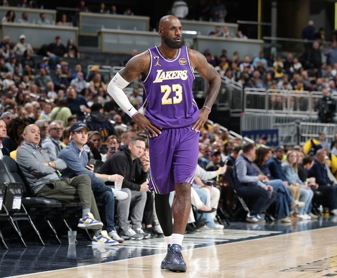 闭眼隔扣+戏耍两人后嘲讽拉满！41岁詹皇23+9+9 在场+24湖人封王