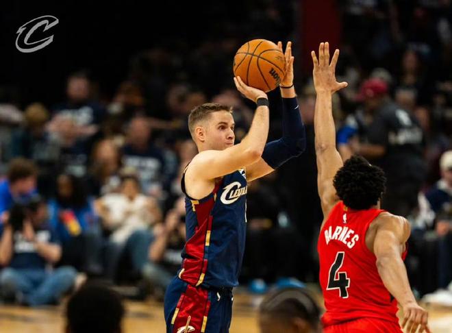 骑士1-0迎开门红！东部黑马倒下，米切尔32分，哈登离首冠不远了