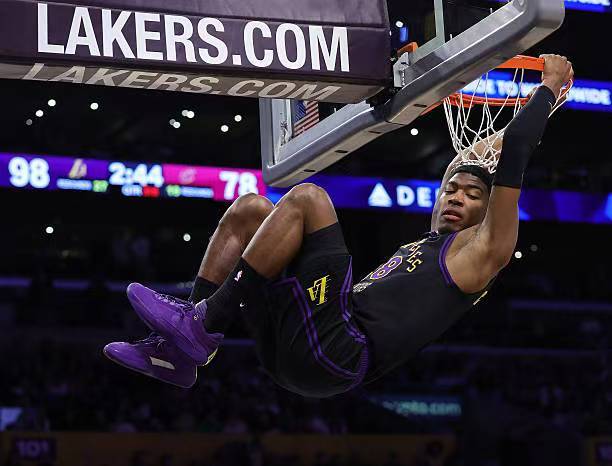 得分能力其实相当不错，湖人到了季后赛应该给他更多出手机会？