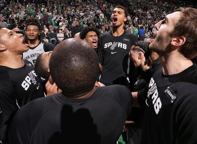 尼克-杨：马刺像上赛季的火箭，年轻缺乏经验会在季后赛被痛揍