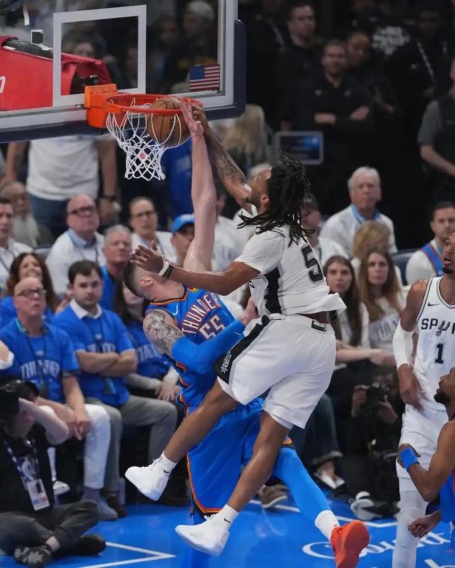 NBA | 哈腾夹臂扯发引争议，亚历山大：他是我们的脊梁