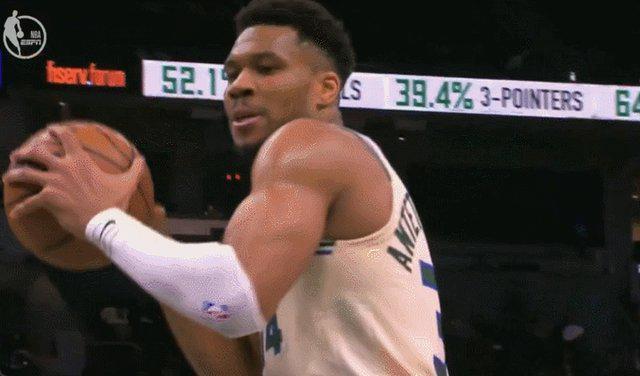 【观察】字母哥和雄鹿:手拉手消耗到两败俱伤