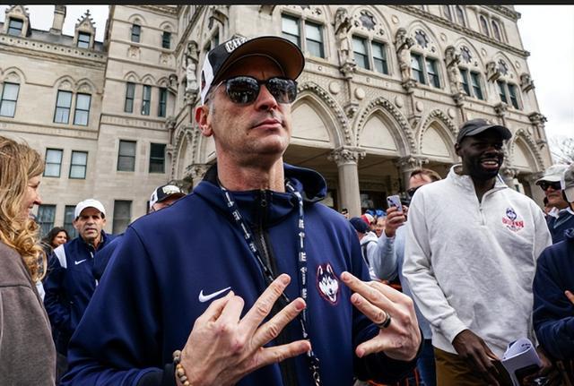 康大主帅赫尔利曾拒绝湖人邀约 为何NCAA名帅都拒绝NBA的合同？