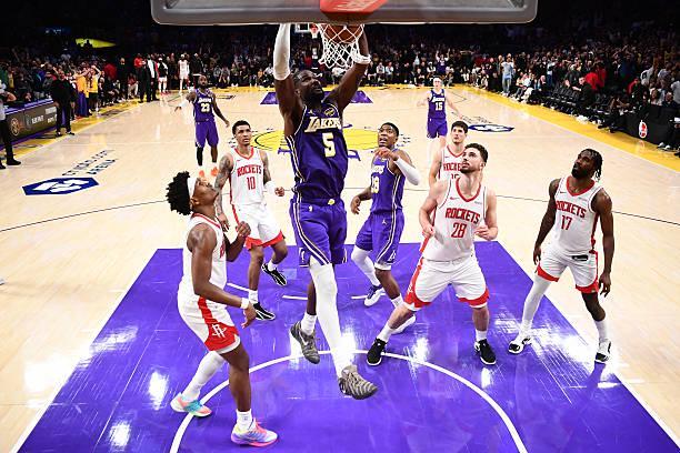 明明状态已经那么好了，但湖人还是不愿意给先发中锋多些球权？