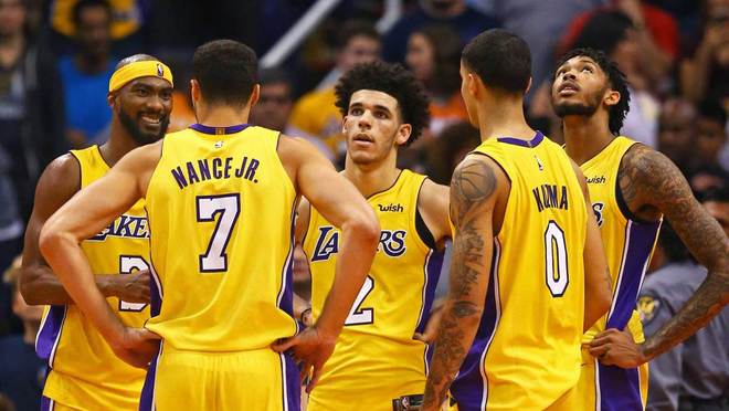 珍妮·巴斯批评哥哥带领湖人队摆烂：想要大量选秀权，必须垫底