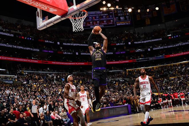 战斧劈扣前，谁有注意詹姆斯做了什么？球迷：智商、球商极致体现