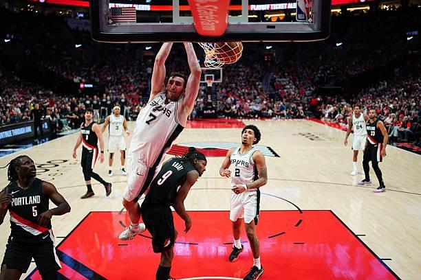 马刺拿下了一场大胜，但是替补中锋的表现实在是有些惨不忍睹？