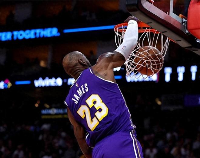 41岁詹皇飞天遁地再刷最年长纪录 手肘手腕疑似受伤