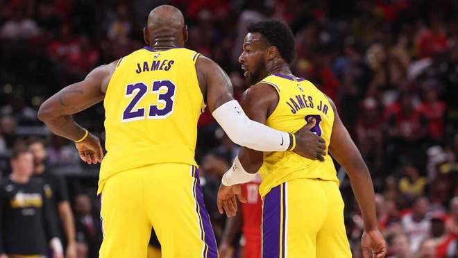 打得开心，湖人队勒布朗·詹姆斯拍了儿子布朗尼·詹姆斯的头