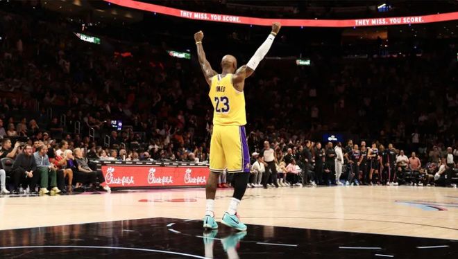 湖人爆冷无缘十连胜！东部第一的活塞竟靠落选秀打崩“三巨头”！