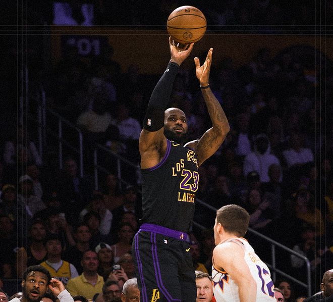 詹姆斯28+6+12+4比肩三大传奇，双枪缺阵新援19分，湖人大胜太阳