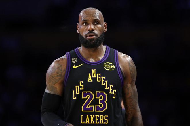 濒临出局！湖人被轰17-0半场落后雷霆4分 詹姆斯10+6不慎崴脚