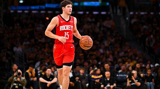 尊重对手，勇士队格林在加时击败火箭队后向里德·谢泼德致意