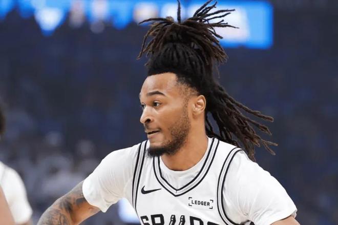 马刺丢G2，3将需反思！卡斯尔狂失误，尚帕尼丢空位，凯尔登纯送