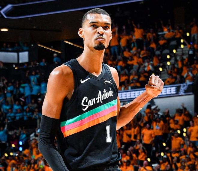 文班亚马35+5+2封盖，一战超邓肯造2大神迹，马刺送开拓者11连败