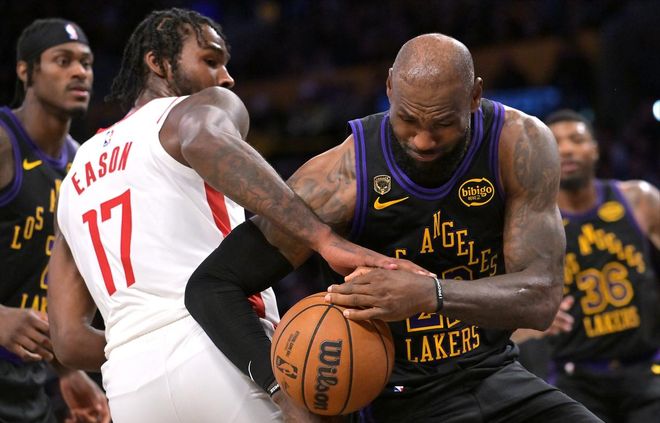 探花爆发夜火箭却迷失，老詹笑纳大礼，赛后霸气表态