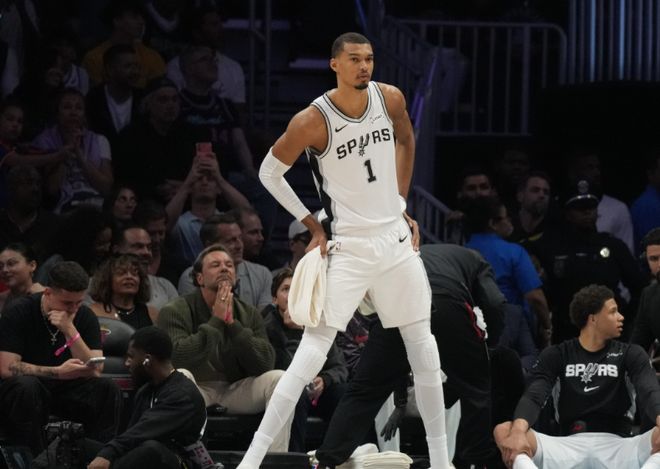 文班17+14+6封盖，福克斯末节13分太子攻防一体，马刺轻取开拓者