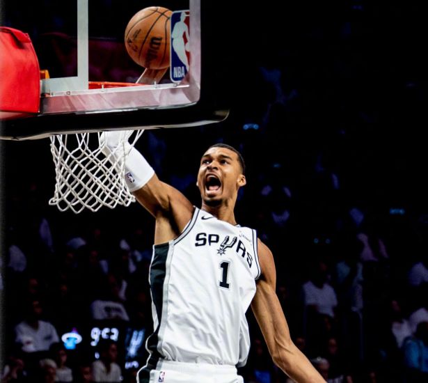 文班复出27+11+7帽！马刺19分逆转开拓者3-1夺赛点 杨瀚森0分