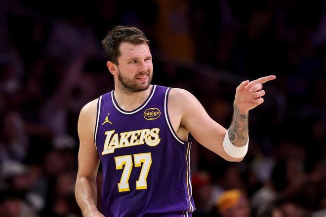 东契奇飞6000公里打一针,湖人季后赛首战仍得靠詹皇