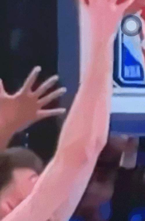0-2！湖人全队围住裁判不让走！炸了炸了，这场面真没见过！