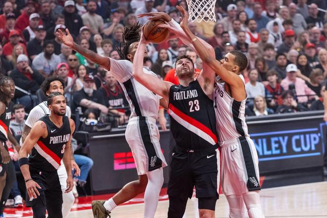 文班27+11+4断+7帽创历史第1神迹，马刺逆转开拓者！福克斯暴走